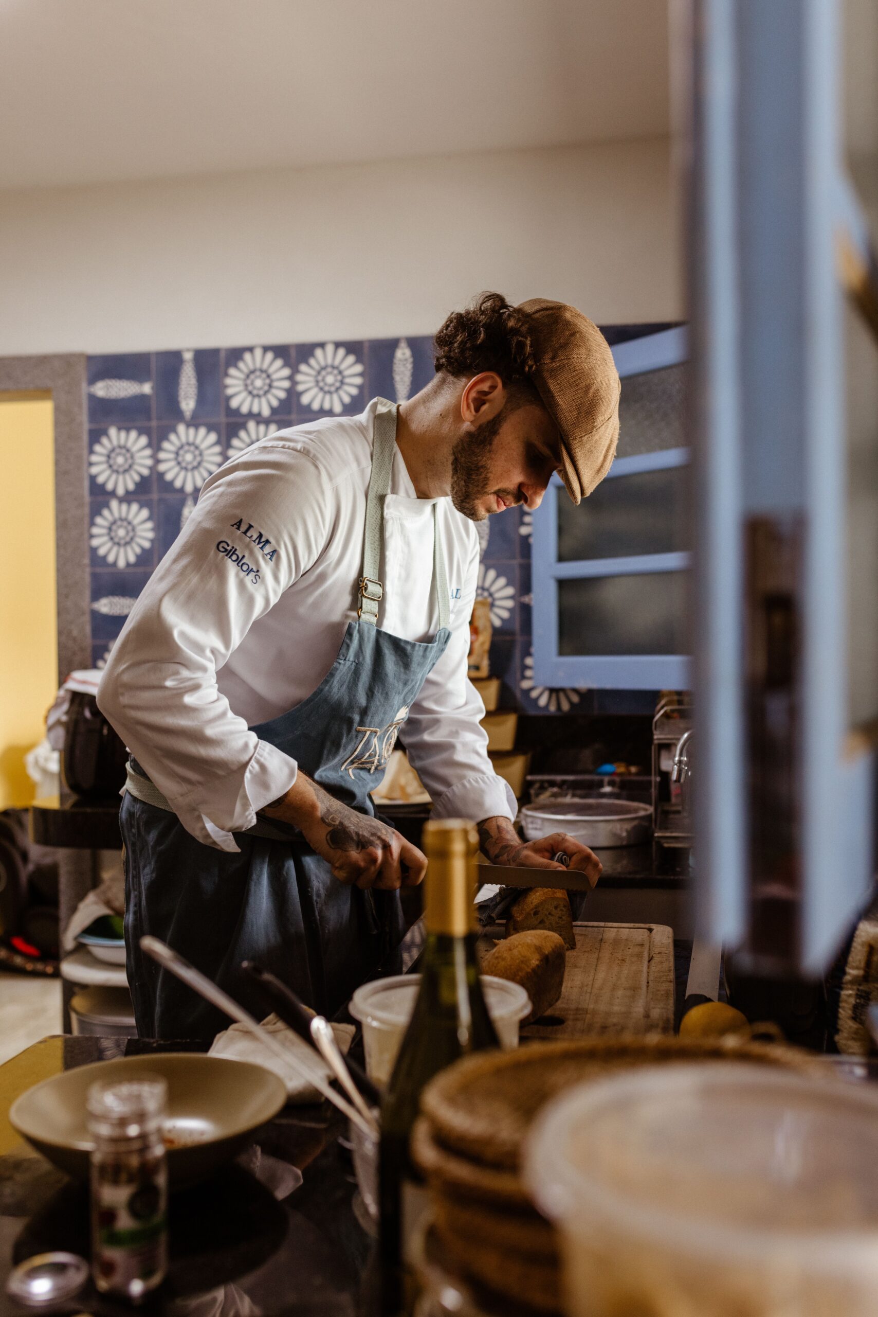 Chef aan huis bereidt gerechten tijdens een 21 diner in Breda