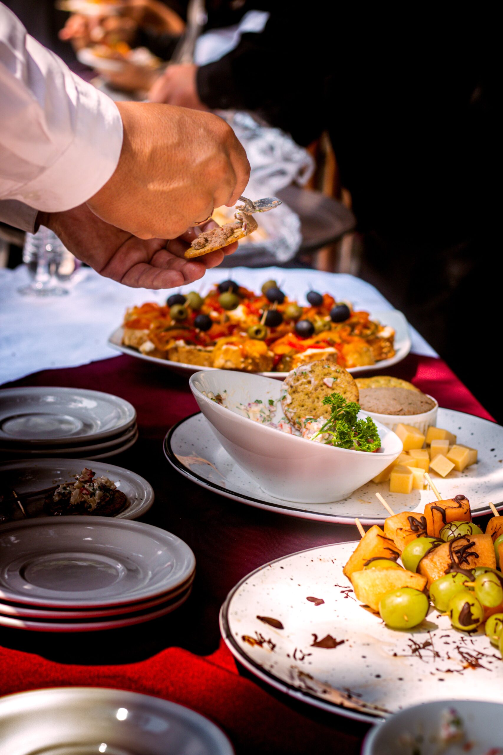 21 diner menu met meerdere gangen, gedekte tafel bij 21 Diner Aan Huis