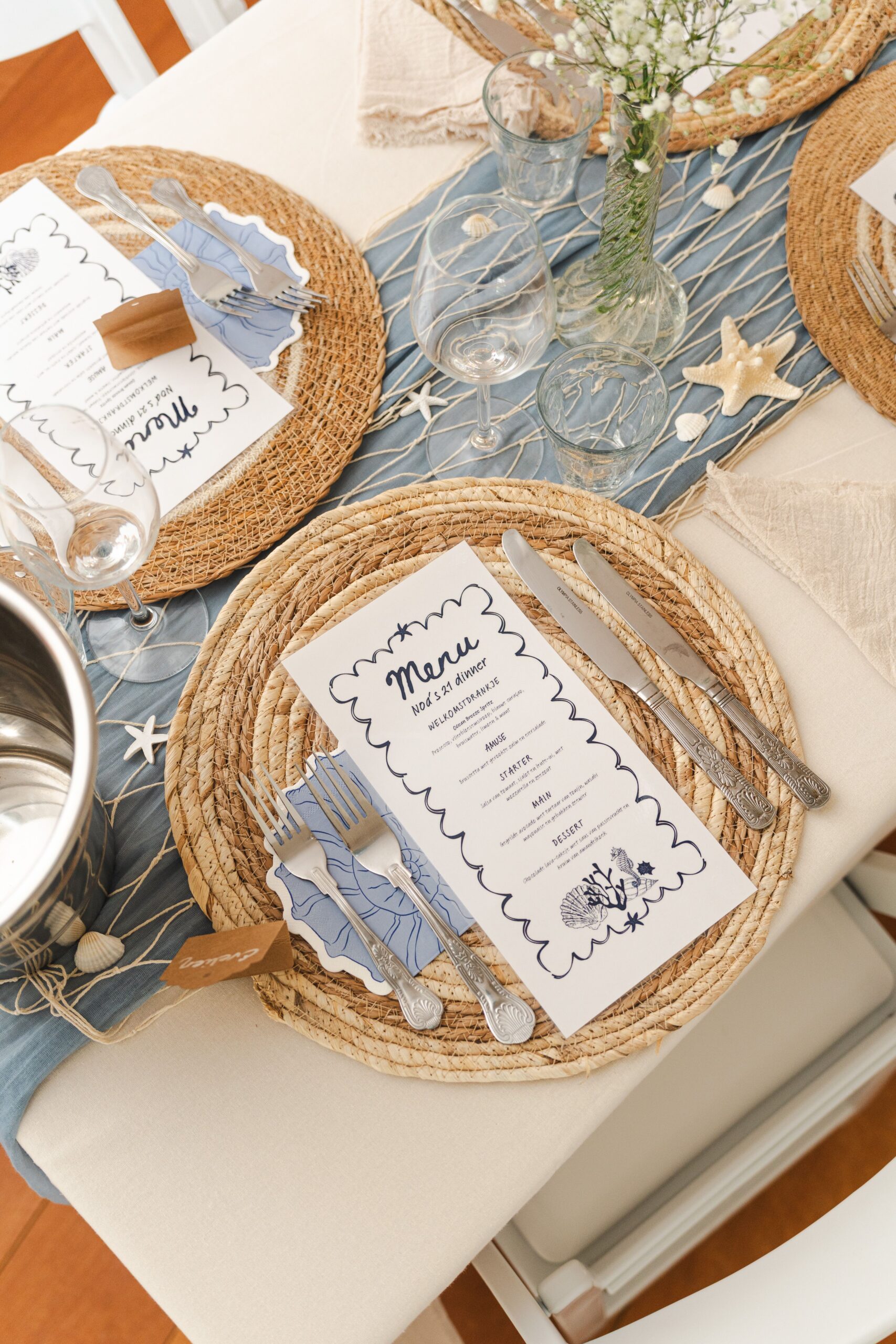Menukaart 21 diner op een gedekte tafel met gouden details