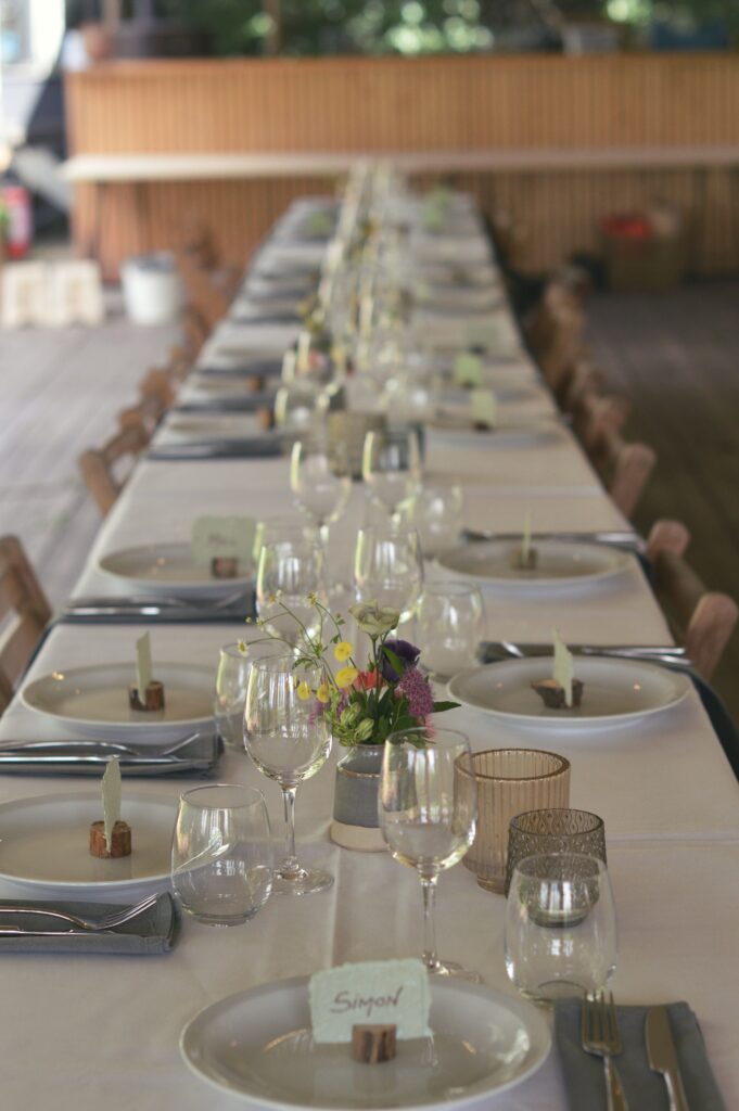 Gedekte tafel met servies voor een 21 diner